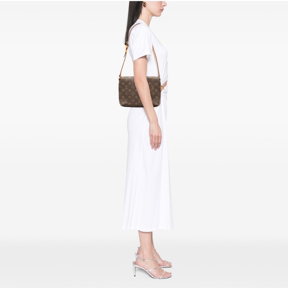 Louis Vuitton
with Tan Leather Strap
Musette Tango Short Shoulder Bag Brown
🤎🤎🤎 - Picture 14 of 14